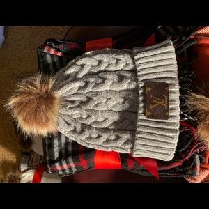 Women’s Lux design BEENIE W Scarf set Only 25.00$